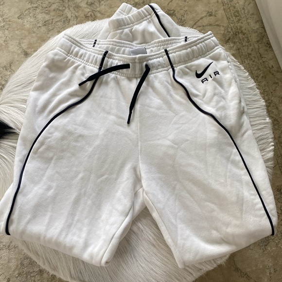 Women’s Nike Air jogger sweatpants , white with black stripe down the side. - Picture 8 of 8